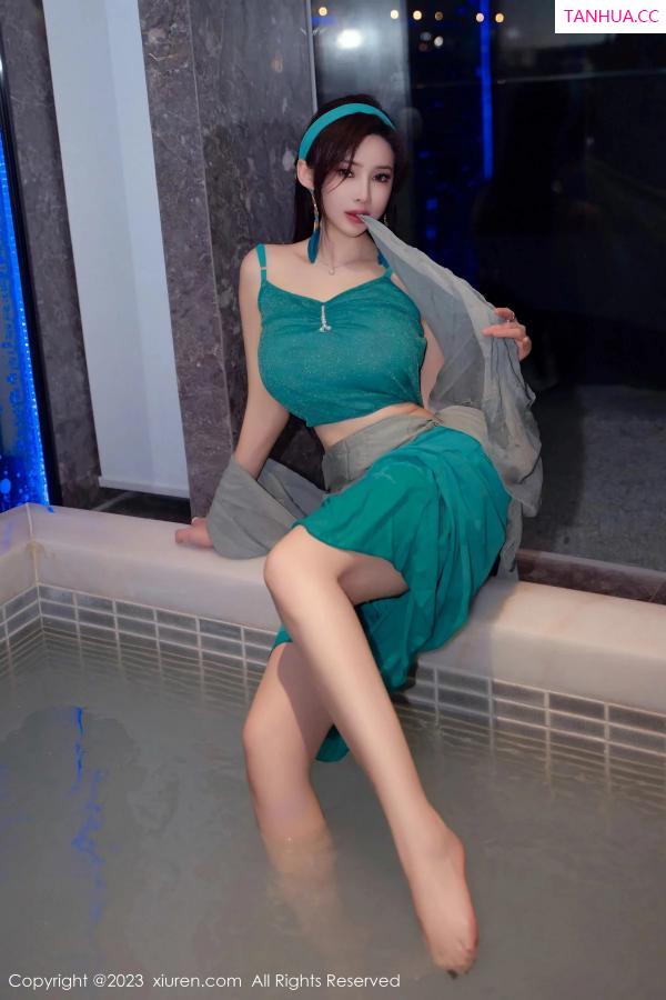 周妍希 奶瓶土肥圆 [XiuRen]高清写真图 2023.12.29 No.7886 Carol周妍希 温泉美腿第14张图片